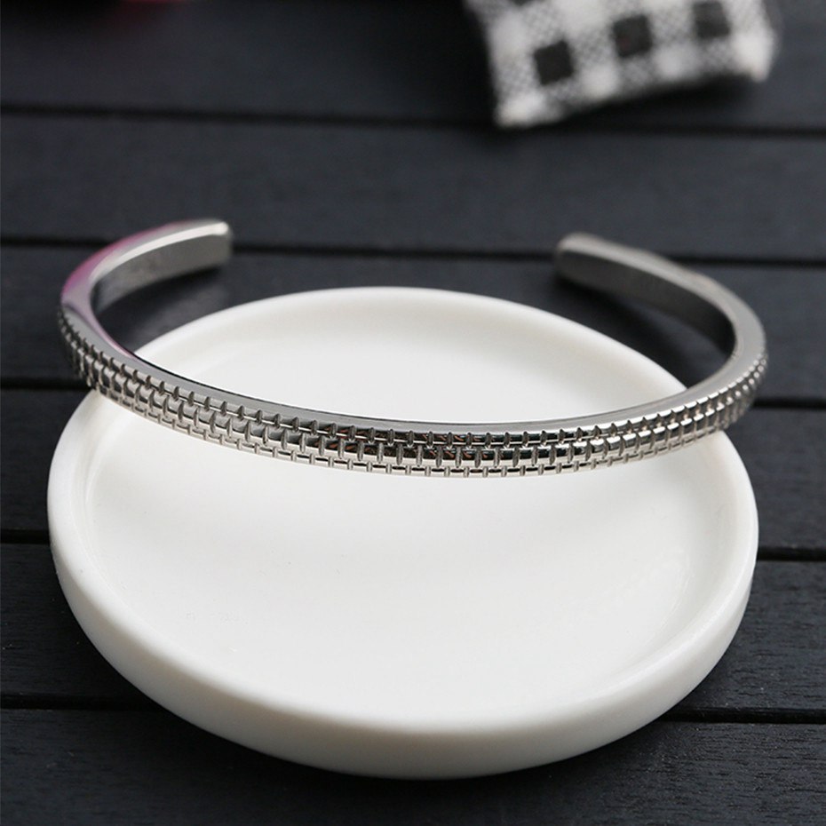 Shandong Miss Sun processes custom gear opening titanium steel bracelets