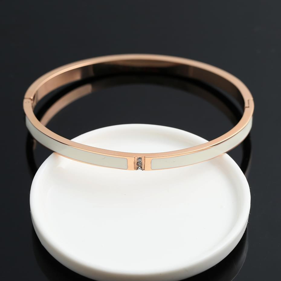 Mr. Lu from Hubei Province is looking for a jewelry processing factory for a jewelry brand company
